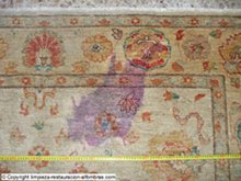 mancha de vino en una alfombra pakistani zigler antes de limpieza