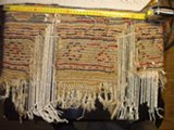alfombra turca durante restauración, restablecidas las urdimbre y la tramas, el paso sucesivo es anudar