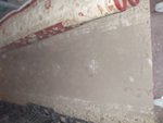 quitando polvo a una alfombra oriental